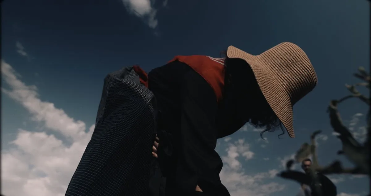 Una de las imágenes del vídeo de la canción de Lemus titulada Doña Dolores