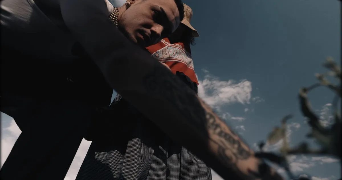 Una de las imágenes del vídeo de la canción de Lemus titulada Doña Dolores