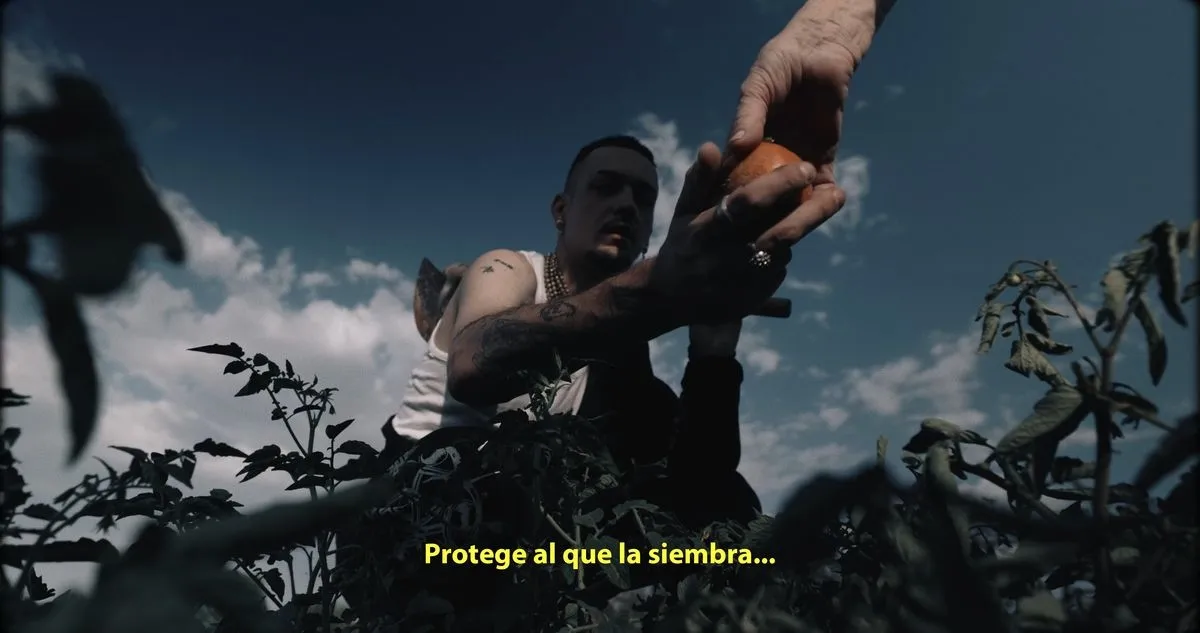 Una de las imágenes del vídeo de la canción de Lemus titulada Doña Dolores