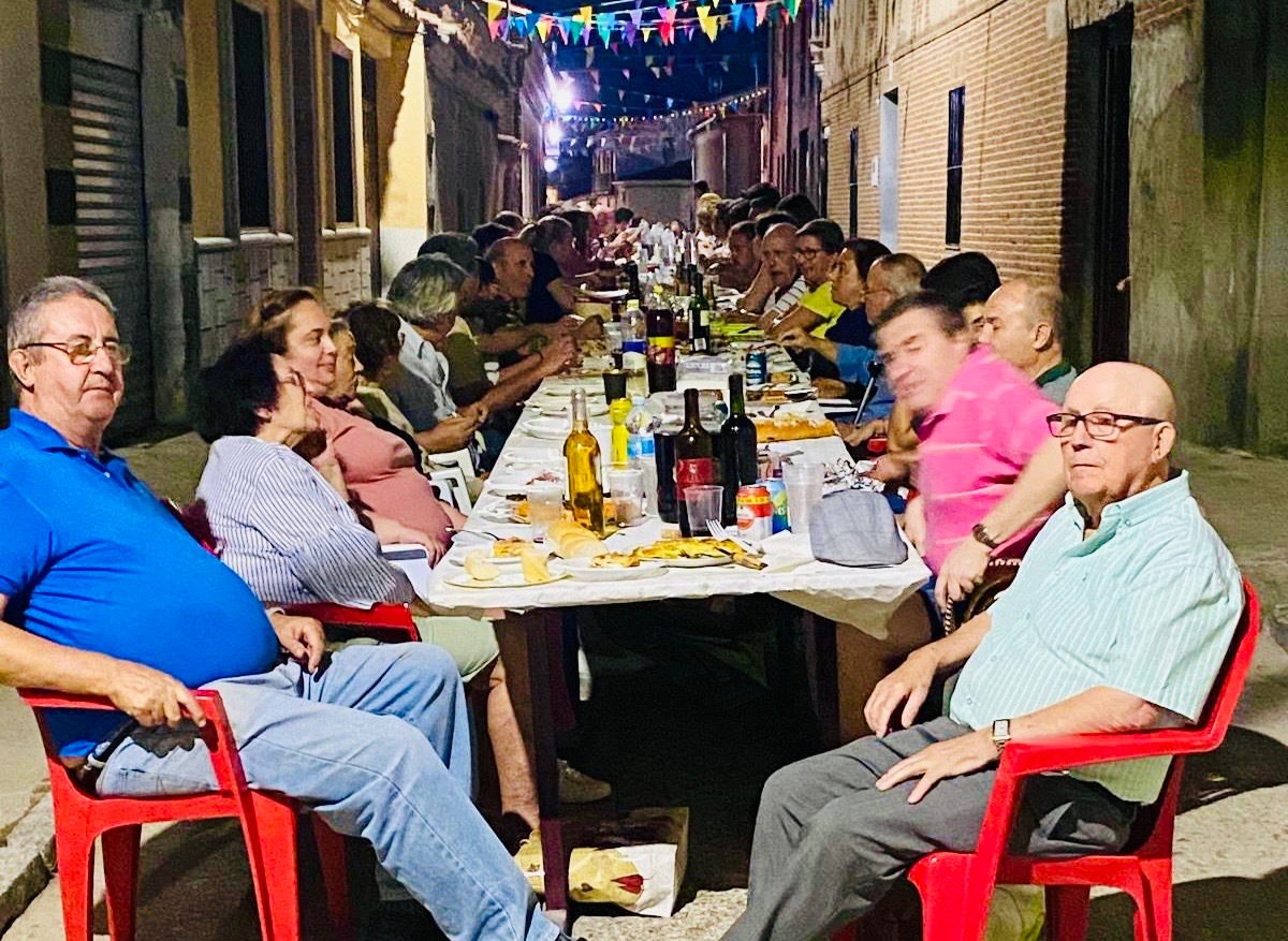 La calle Millán y Caro de Macotera empieza a despedir el verano con una gran fiesta junto a más de cien personas