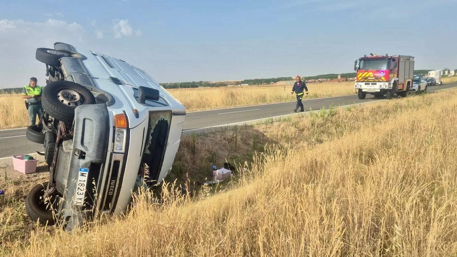 Foto 3 - Dos heridos tras el aparatoso vuelco de una furgoneta en Nava de Sotrobal
