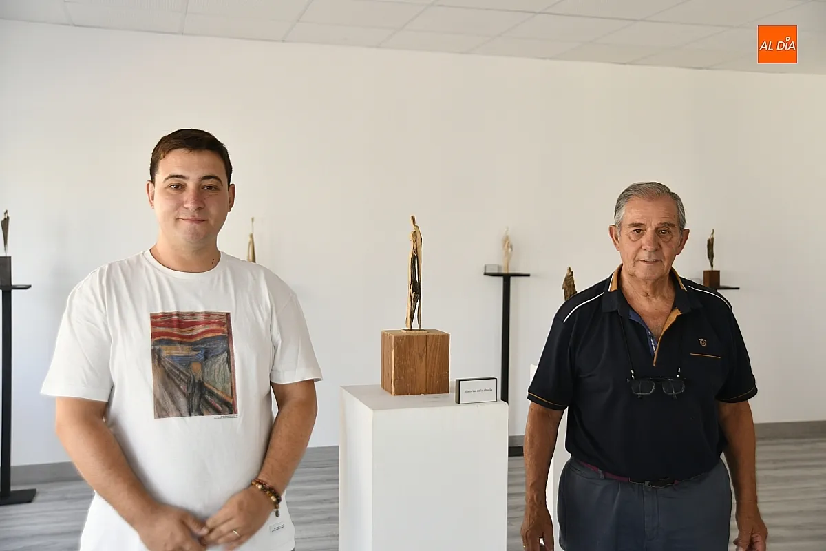 “Sempiterno” de Ángel Martín Carreño con el concejal de cultura y teniente de alcalde de La Fuente de San Esteban /Fotos: Adrián M.Pastor