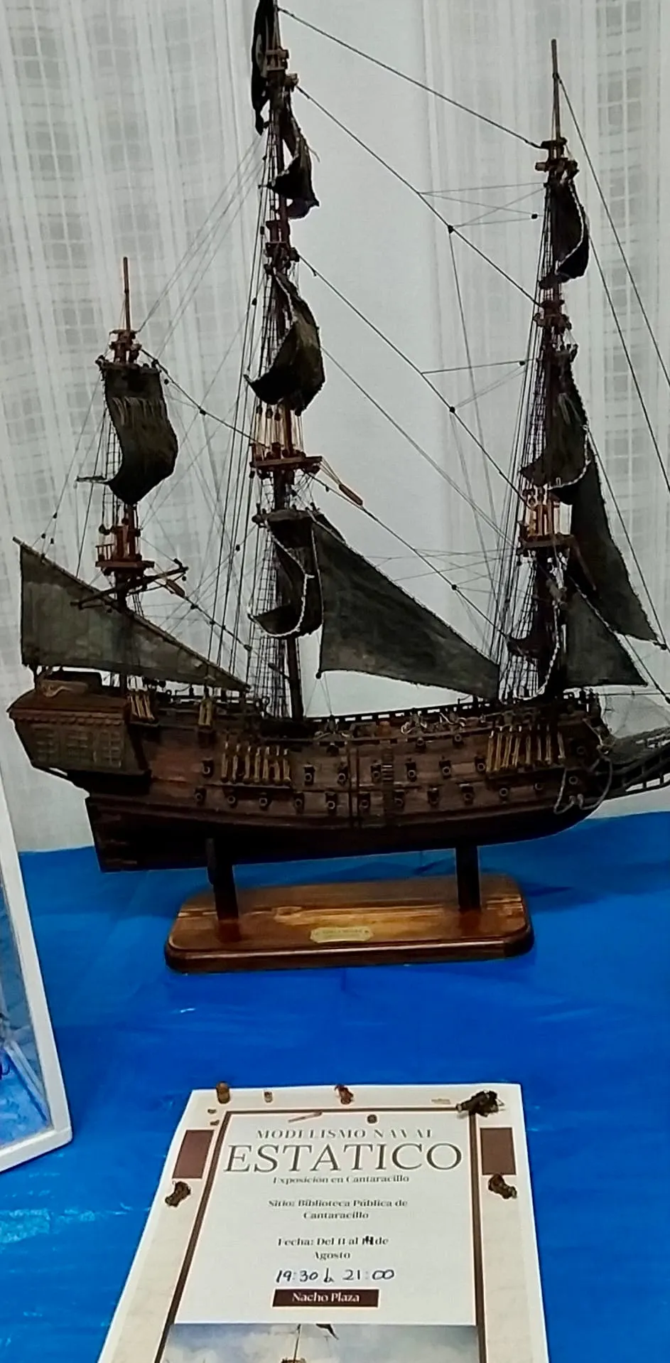 Foto 2 - Expectaci&oacute;n en la Biblioteca de Cantaracillo para vivir la primera exposici&oacute;n de modelismo naval de Nacho Plaza