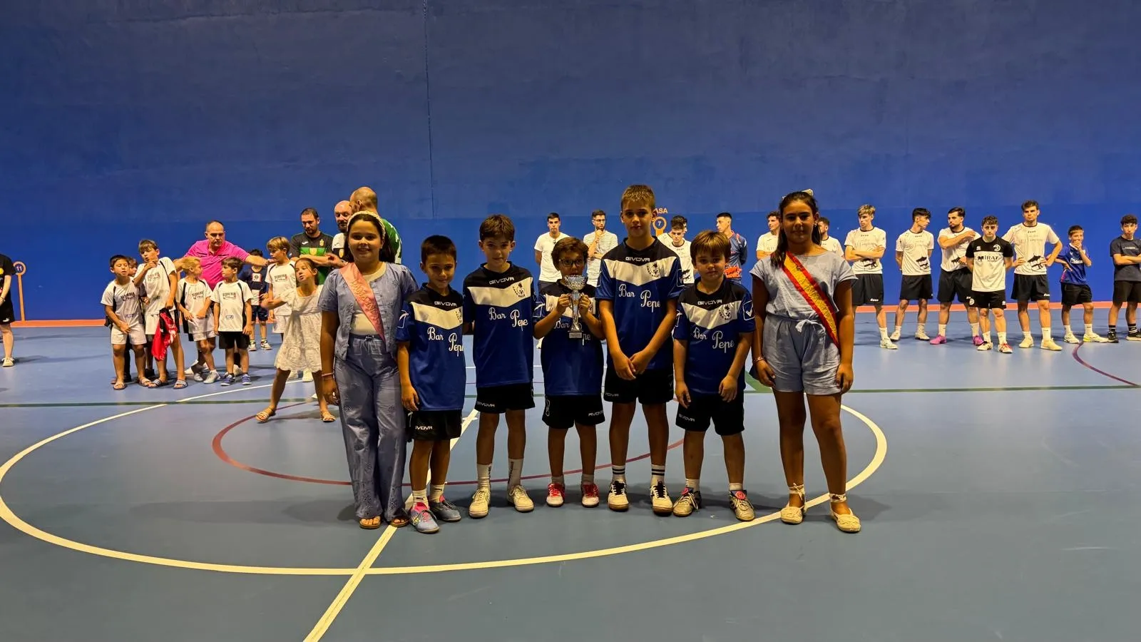 Foto 2 - Espect&aacute;culo total y gradas llenas en  las finales del Torneo 32 Horas de F&uacute;tbol Sala