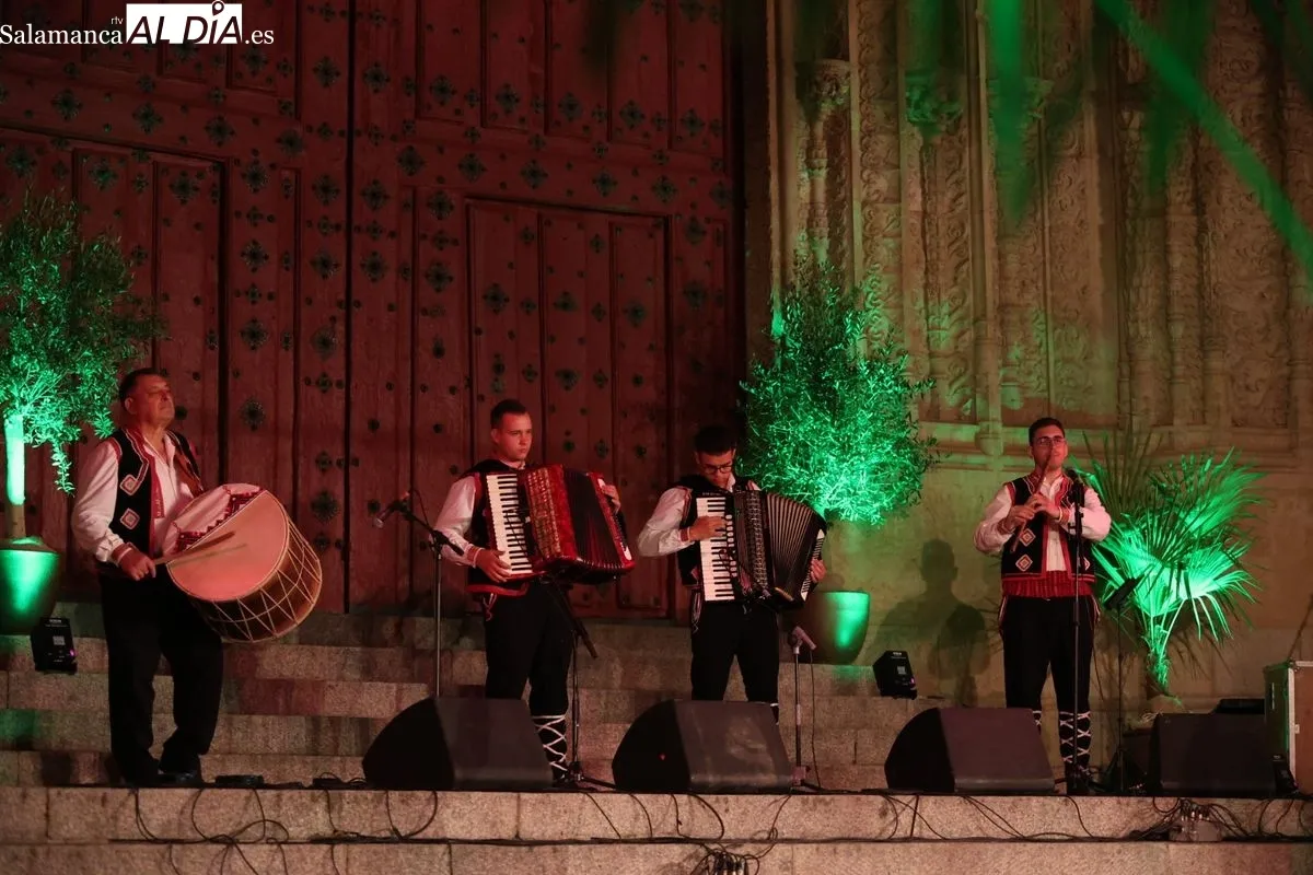 Actuaciones de Panche Peshev Kumanovo (Macedonia del Norte) Virgen de los Aguadores (Valladolid) Kud Šumari (Croacia) Grupo Folclórico Añate Tenerife (Canarias) en el Festival Internacional de Folclore de Salamanca. Foto: David Sañudo