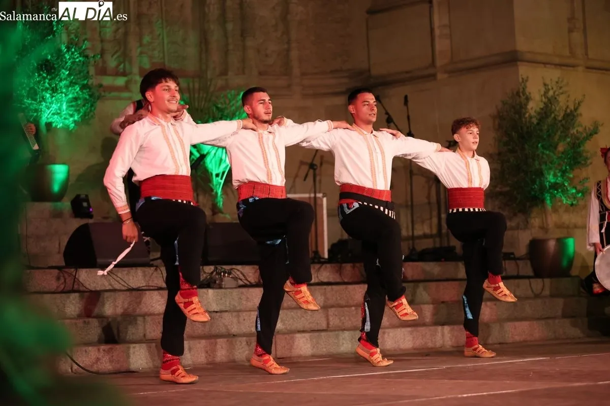 Actuaciones de Panche Peshev Kumanovo (Macedonia del Norte) Virgen de los Aguadores (Valladolid) Kud Šumari (Croacia) Grupo Folclórico Añate Tenerife (Canarias) en el Festival Internacional de Folclore de Salamanca. Foto: David Sañudo