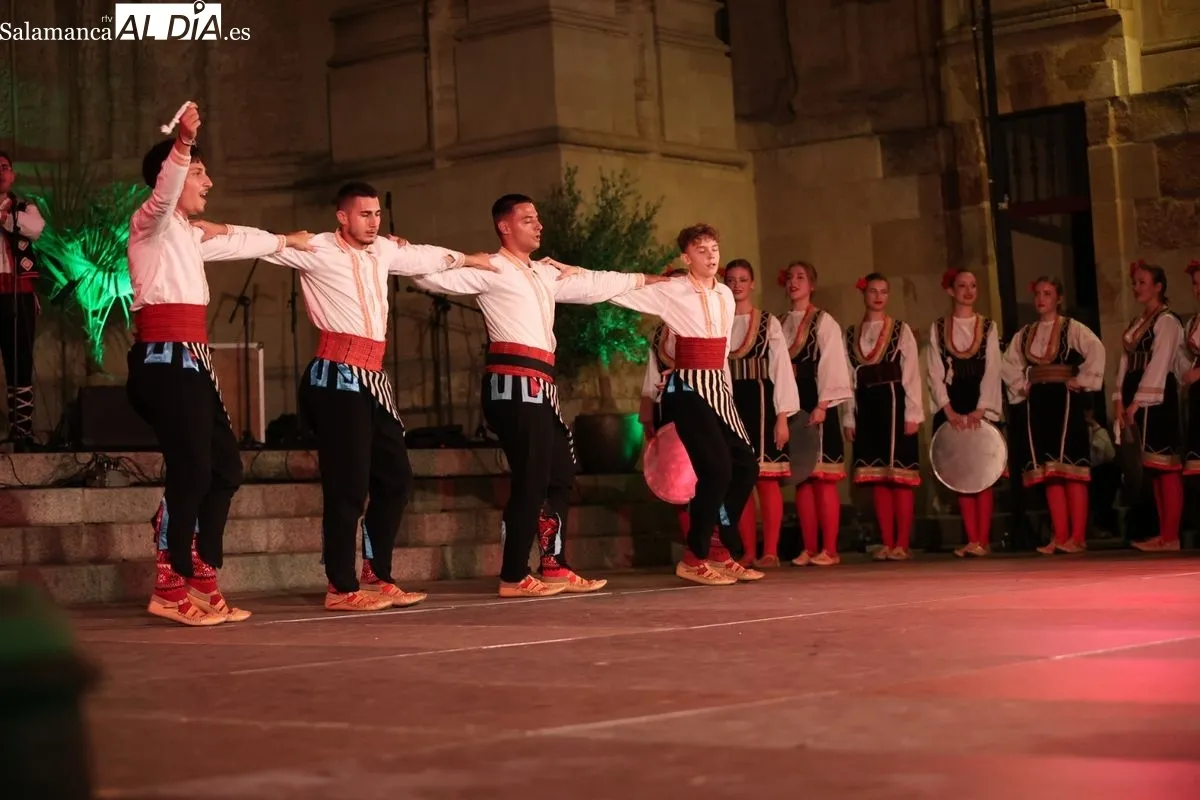 Actuaciones de Panche Peshev Kumanovo (Macedonia del Norte) Virgen de los Aguadores (Valladolid) Kud Šumari (Croacia) Grupo Folclórico Añate Tenerife (Canarias) en el Festival Internacional de Folclore de Salamanca. Foto: David Sañudo