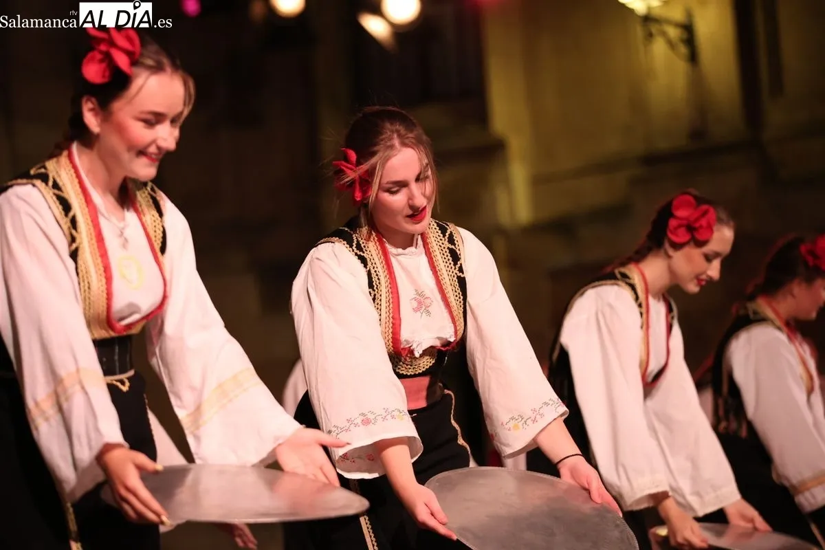 Actuaciones de Panche Peshev Kumanovo (Macedonia del Norte) Virgen de los Aguadores (Valladolid) Kud Šumari (Croacia) Grupo Folclórico Añate Tenerife (Canarias) en el Festival Internacional de Folclore de Salamanca. Foto: David Sañudo