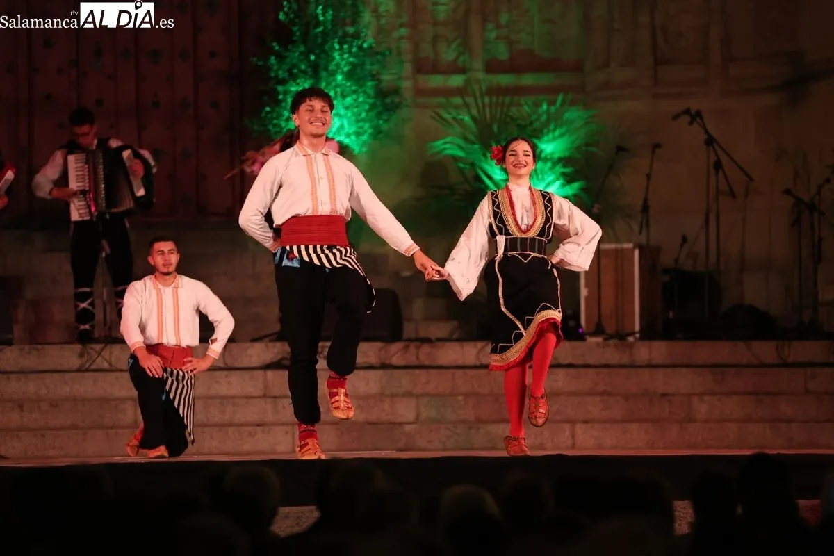 Actuaciones de Panche Peshev Kumanovo (Macedonia del Norte) Virgen de los Aguadores (Valladolid) Kud Šumari (Croacia) Grupo Folclórico Añate Tenerife (Canarias) en el Festival Internacional de Folclore de Salamanca. Foto: David Sañudo