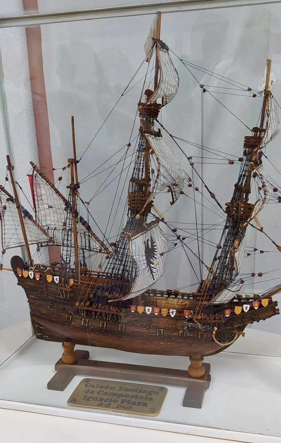 Foto 3 - Expectaci&oacute;n en la Biblioteca de Cantaracillo para vivir la primera exposici&oacute;n de modelismo naval de Nacho Plaza