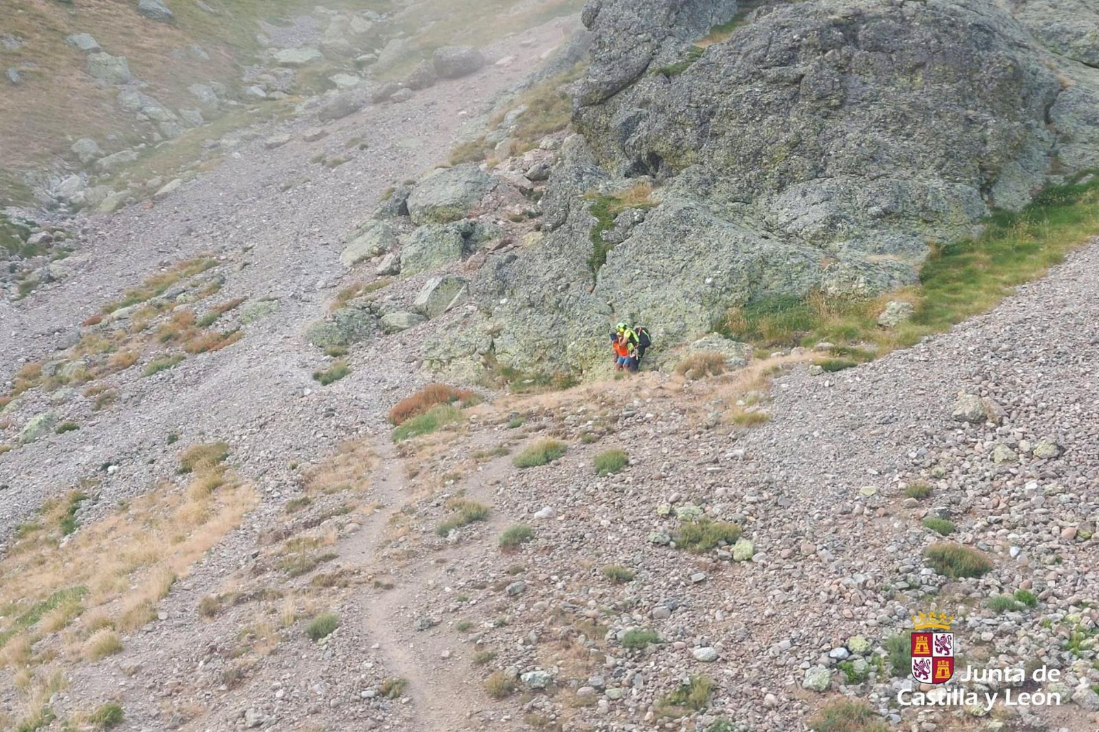 Rescatan en helicóptero a un montañero exhausto tras sufrir una caída en el pico Curavacas (Palencia)