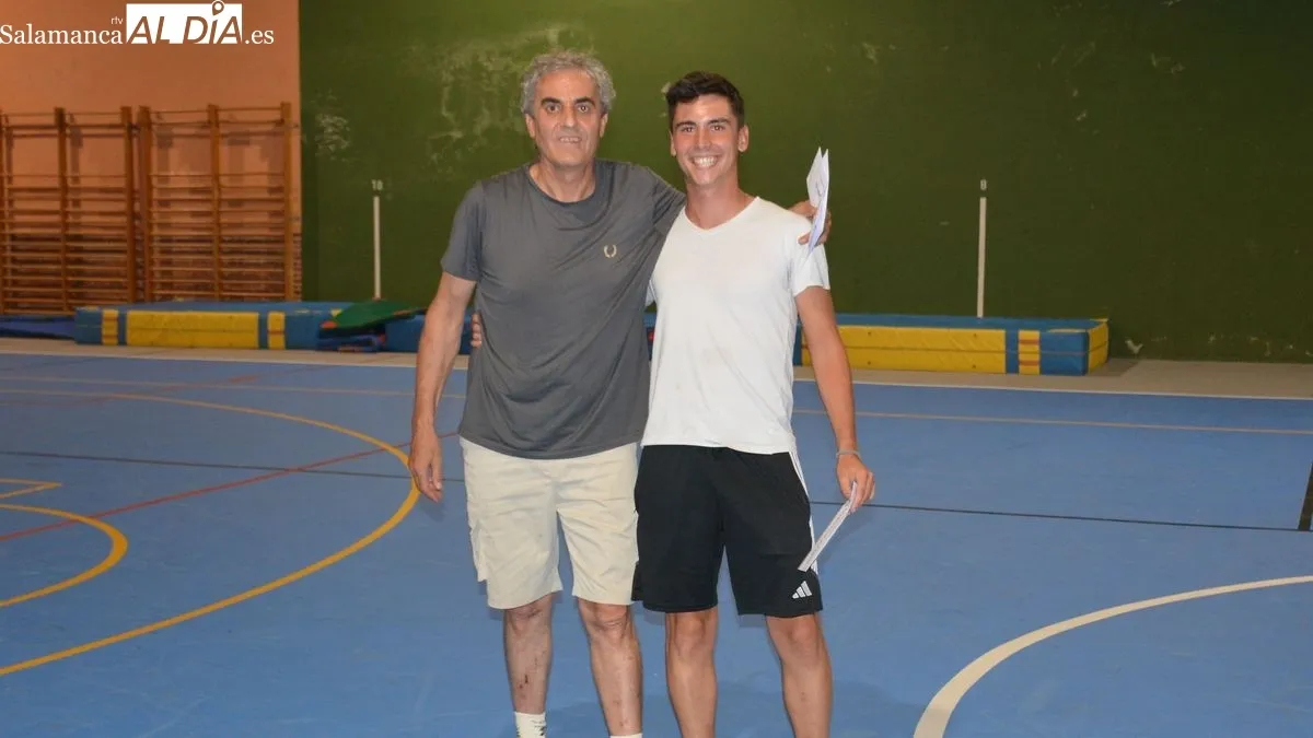 Foto 4 - El equipo del bar La Plaza se proclama campe&oacute;n del IV Torneo de f&uacute;tbol sala de Lumbrales