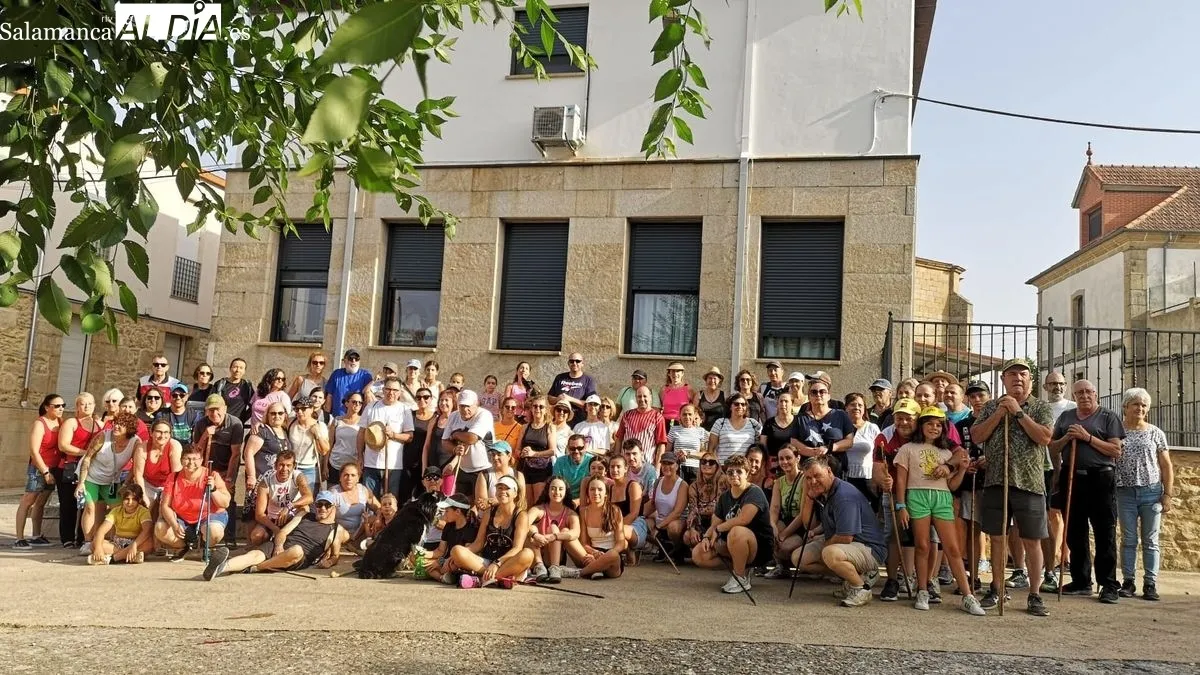 Foto 6 - La caminata a la estaci&oacute;n de Valdenoguera abre una intensa jornada de actividades en La Fregeneda