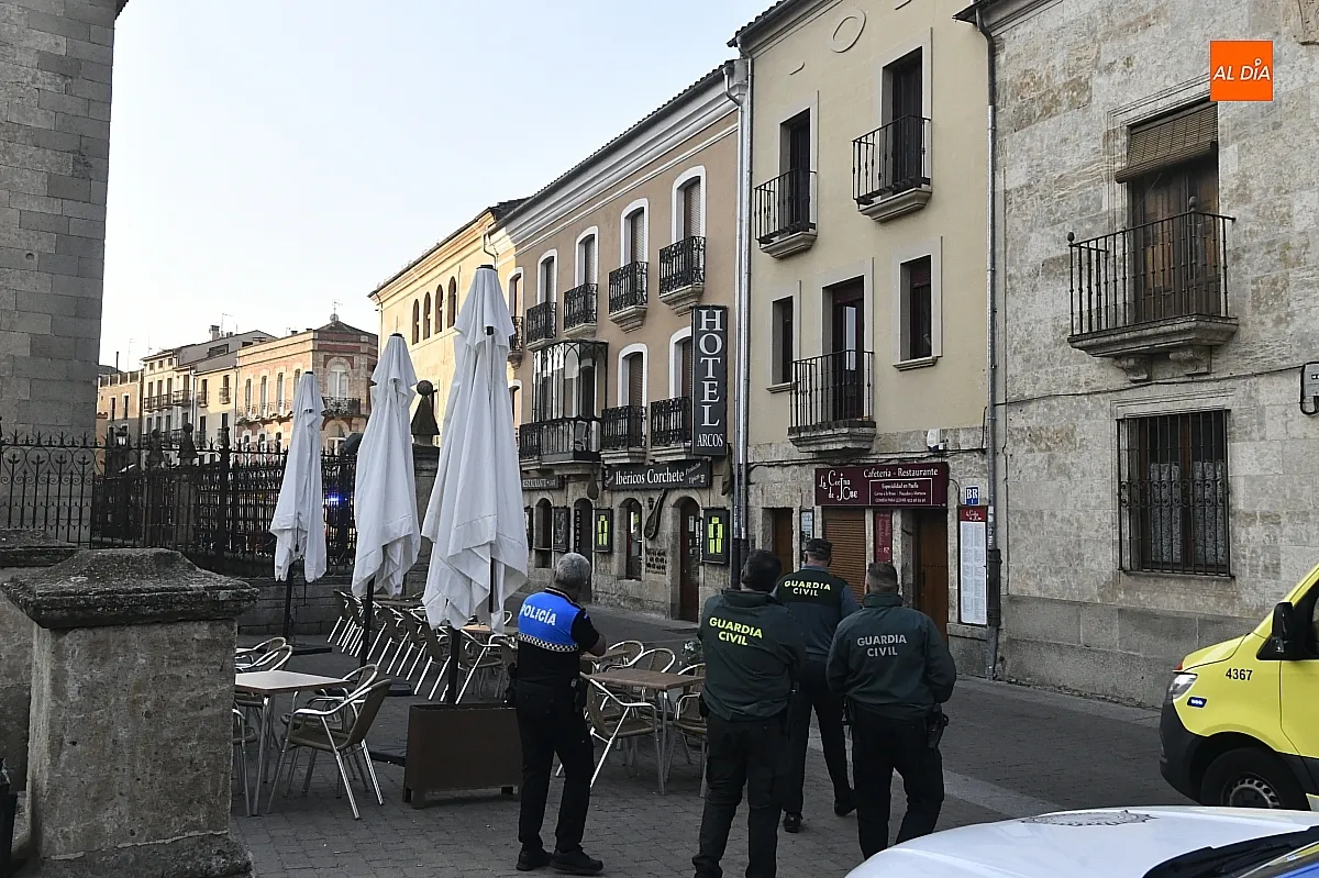 Foto 4 - Miembros de varios organismos logran evitar el suicidio de una mujer en el centro hist&oacute;rico