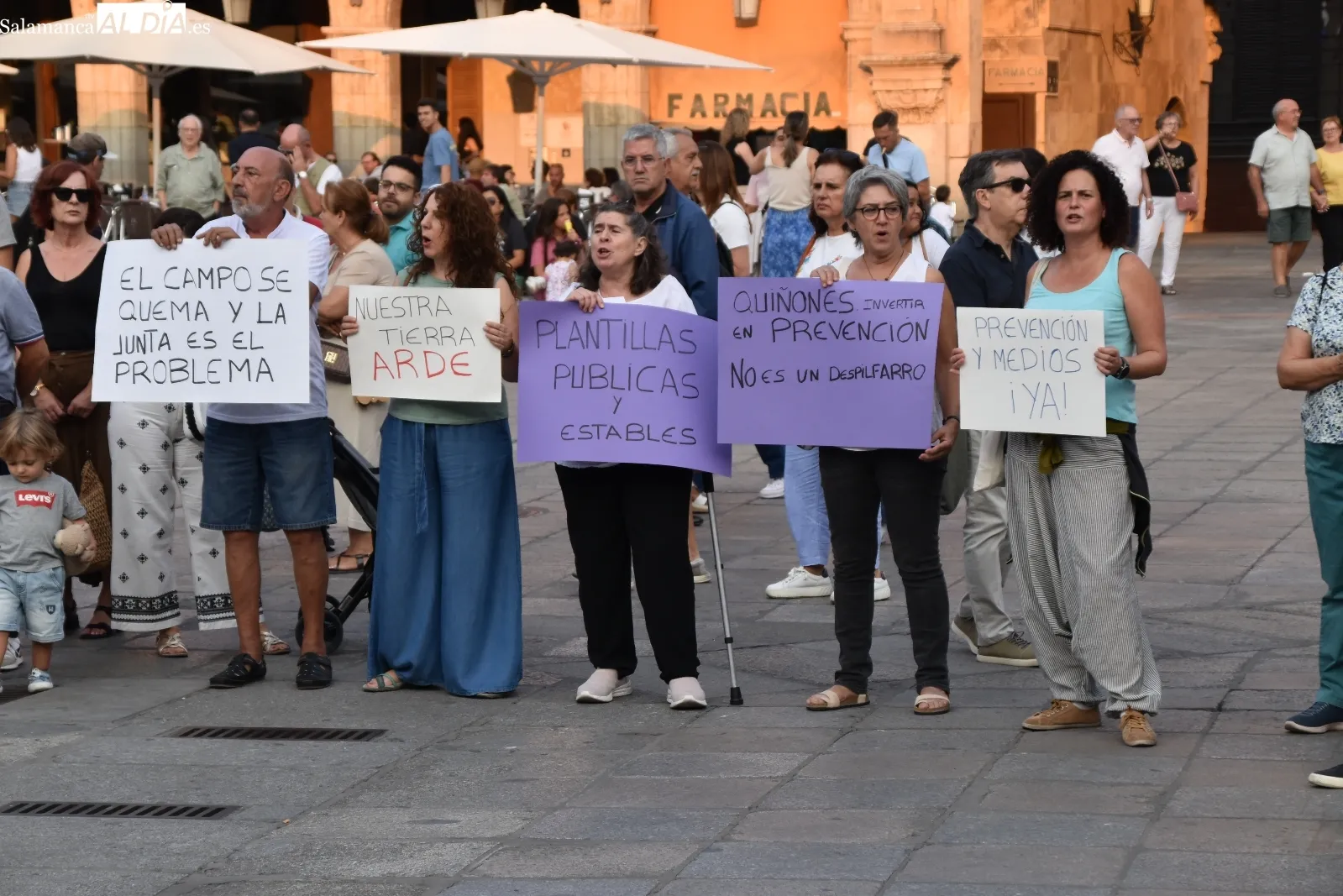 Foto 8 - FOTOS Y V&Iacute;DEO | Decenas de salmantinos piden en la Plaza Mayor la dimisi&oacute;n de Ma&ntilde;ueco y Qui&ntilde;ones por la gesti&oacute;n de los incendios 