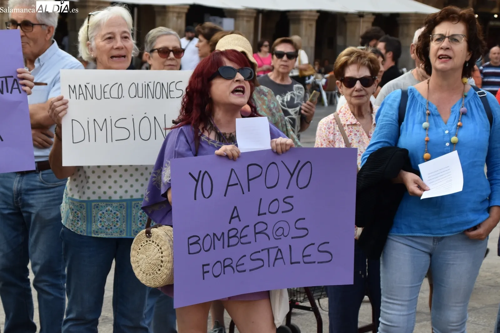 Foto 7 - FOTOS Y V&Iacute;DEO | Decenas de salmantinos piden en la Plaza Mayor la dimisi&oacute;n de Ma&ntilde;ueco y Qui&ntilde;ones por la gesti&oacute;n de los incendios 