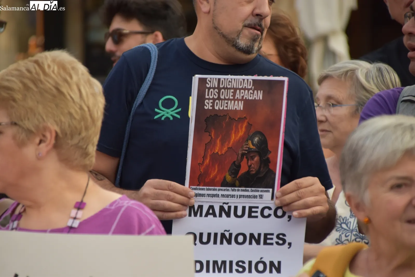 Foto 6 - FOTOS Y V&Iacute;DEO | Decenas de salmantinos piden en la Plaza Mayor la dimisi&oacute;n de Ma&ntilde;ueco y Qui&ntilde;ones por la gesti&oacute;n de los incendios 