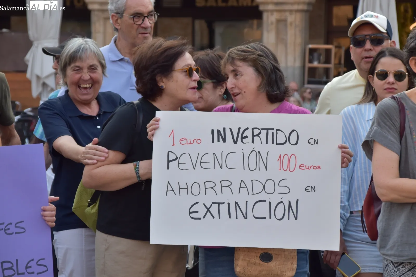 Foto 5 - FOTOS Y V&Iacute;DEO | Decenas de salmantinos piden en la Plaza Mayor la dimisi&oacute;n de Ma&ntilde;ueco y Qui&ntilde;ones por la gesti&oacute;n de los incendios 