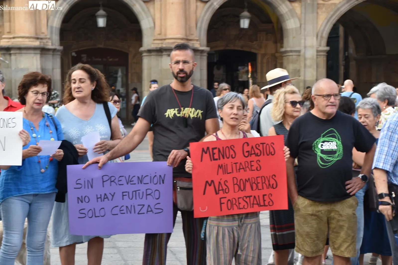Foto 4 - FOTOS Y V&Iacute;DEO | Decenas de salmantinos piden en la Plaza Mayor la dimisi&oacute;n de Ma&ntilde;ueco y Qui&ntilde;ones por la gesti&oacute;n de los incendios 