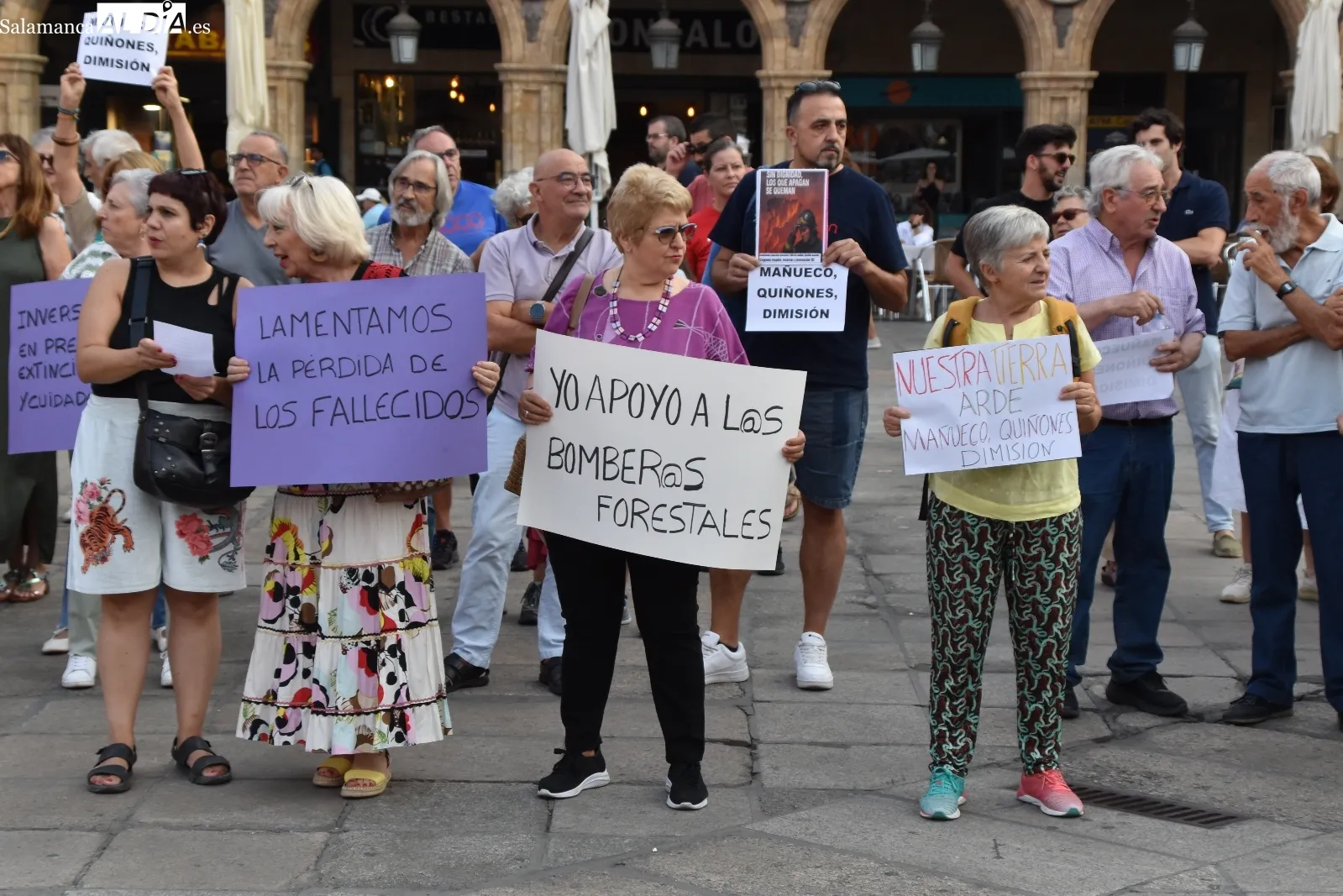 Foto 3 - FOTOS Y V&Iacute;DEO | Decenas de salmantinos piden en la Plaza Mayor la dimisi&oacute;n de Ma&ntilde;ueco y Qui&ntilde;ones por la gesti&oacute;n de los incendios 