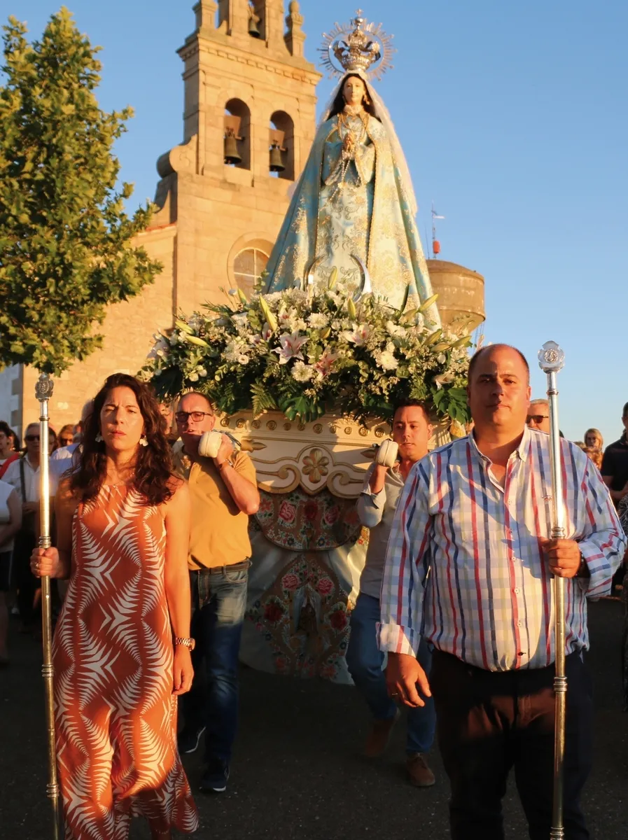 Mayordomos de la Virgen del Socorro, los hermanos Laura y Alberto Moro Pérez / CORRAL