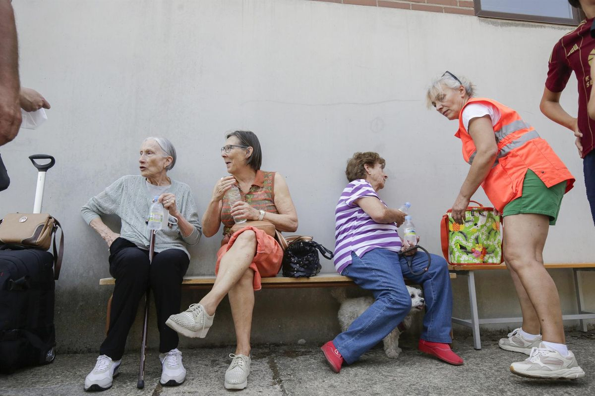 Cinco residencias de mayores evacuadas por los incendios en CyL, cuatro en León y una en Salamanca