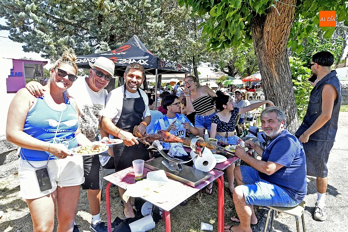 Paella popular para abrir fiestas en Casillas de Flores / Fotos: Adrián M.Pastor