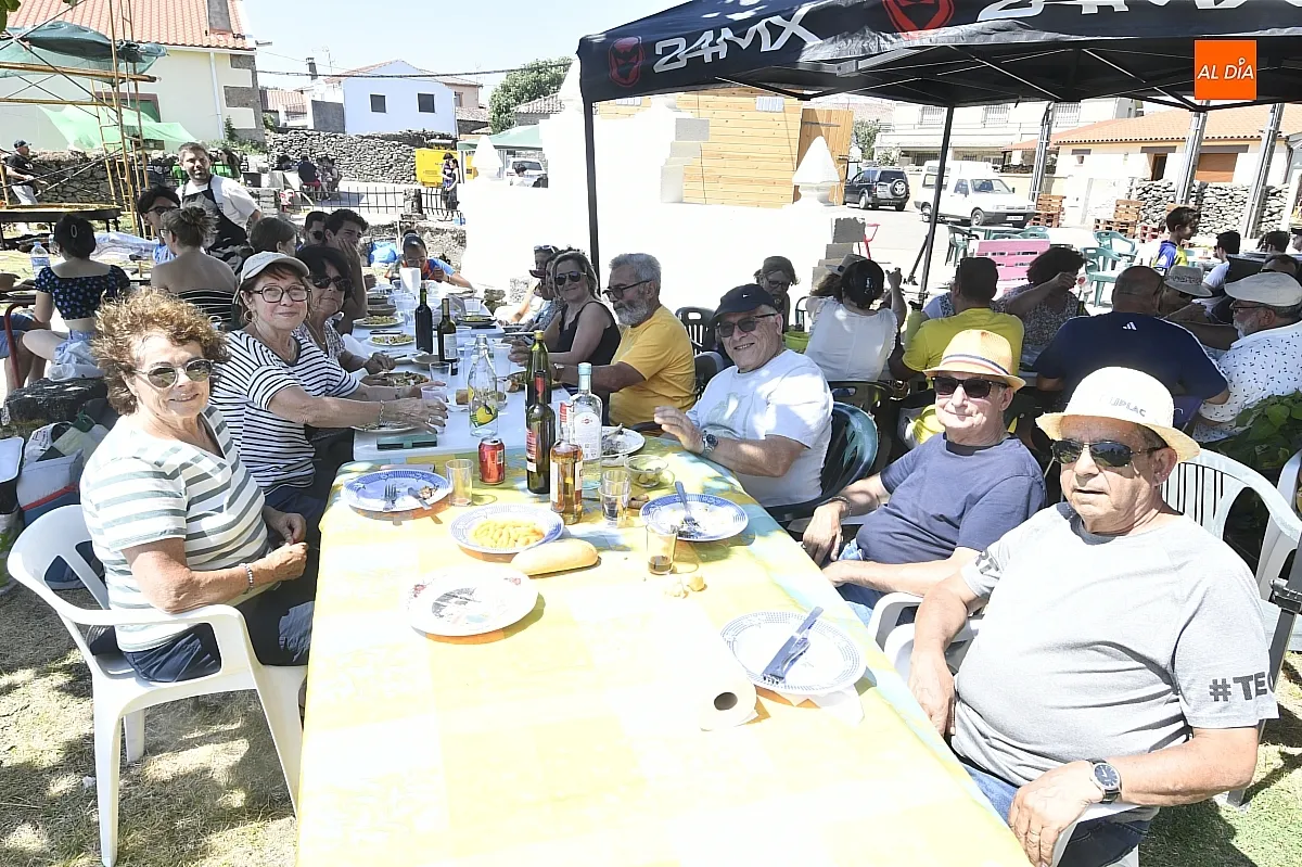 Paella popular para abrir fiestas en Casillas de Flores / Fotos: Adrián M.Pastor