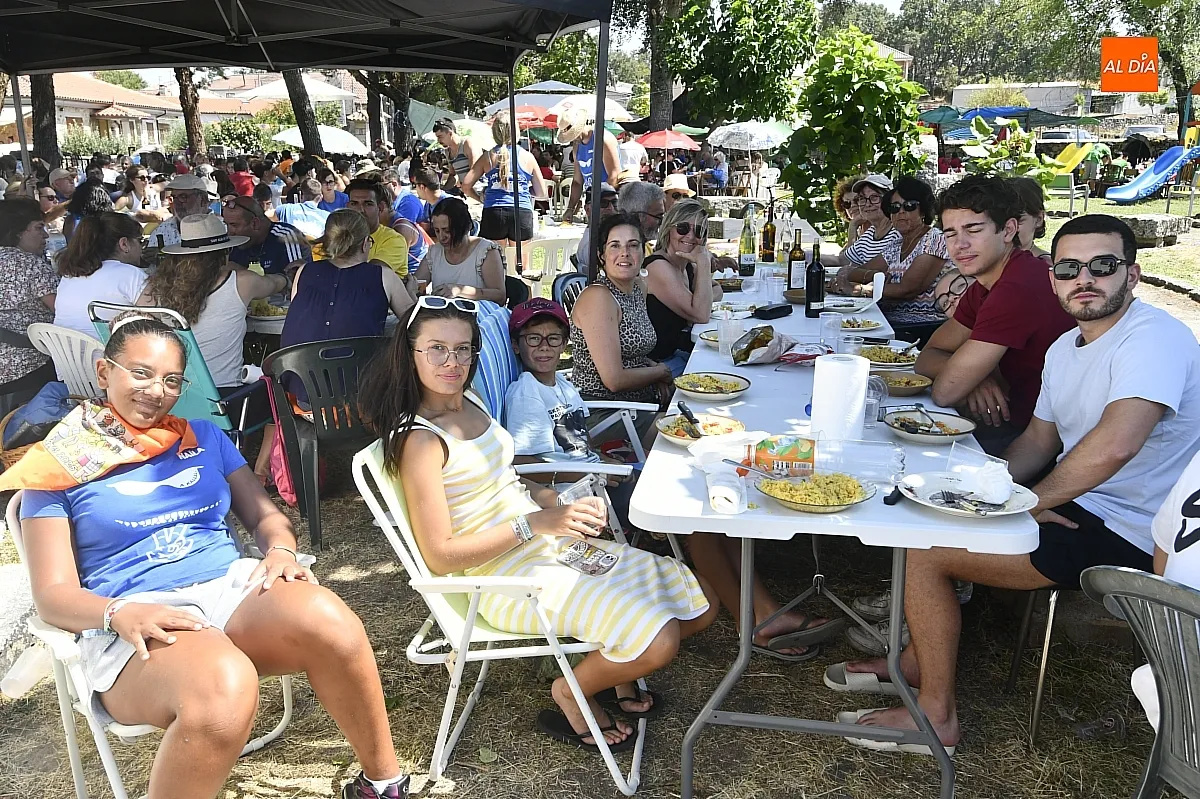 Paella popular para abrir fiestas en Casillas de Flores / Fotos: Adrián M.Pastor