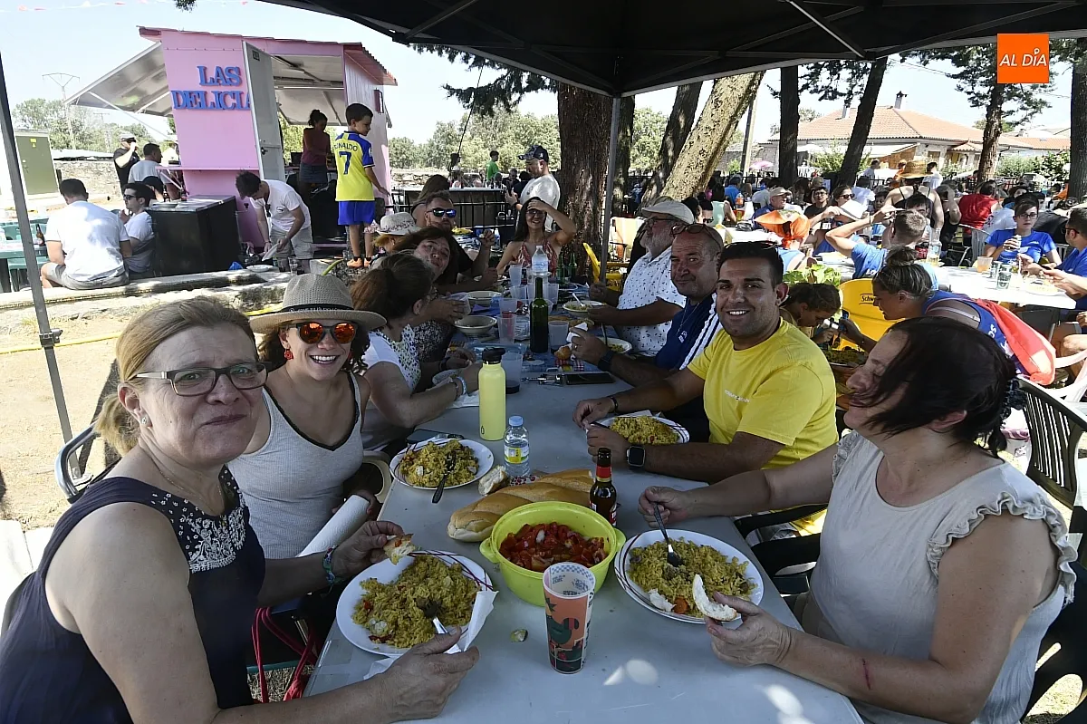 Paella popular para abrir fiestas en Casillas de Flores / Fotos: Adrián M.Pastor
