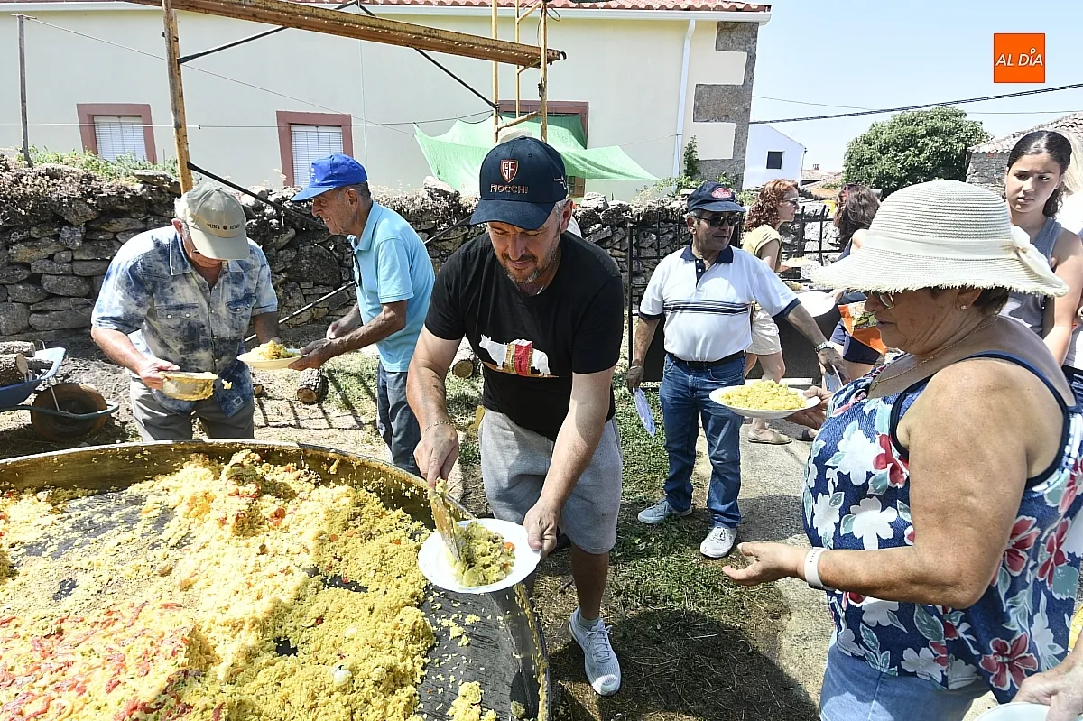 Paella popular para abrir fiestas en Casillas de Flores / Fotos: Adrián M.Pastor