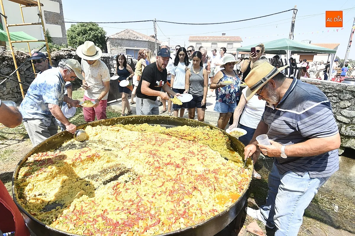 Paella popular para abrir fiestas en Casillas de Flores / Fotos: Adrián M.Pastor