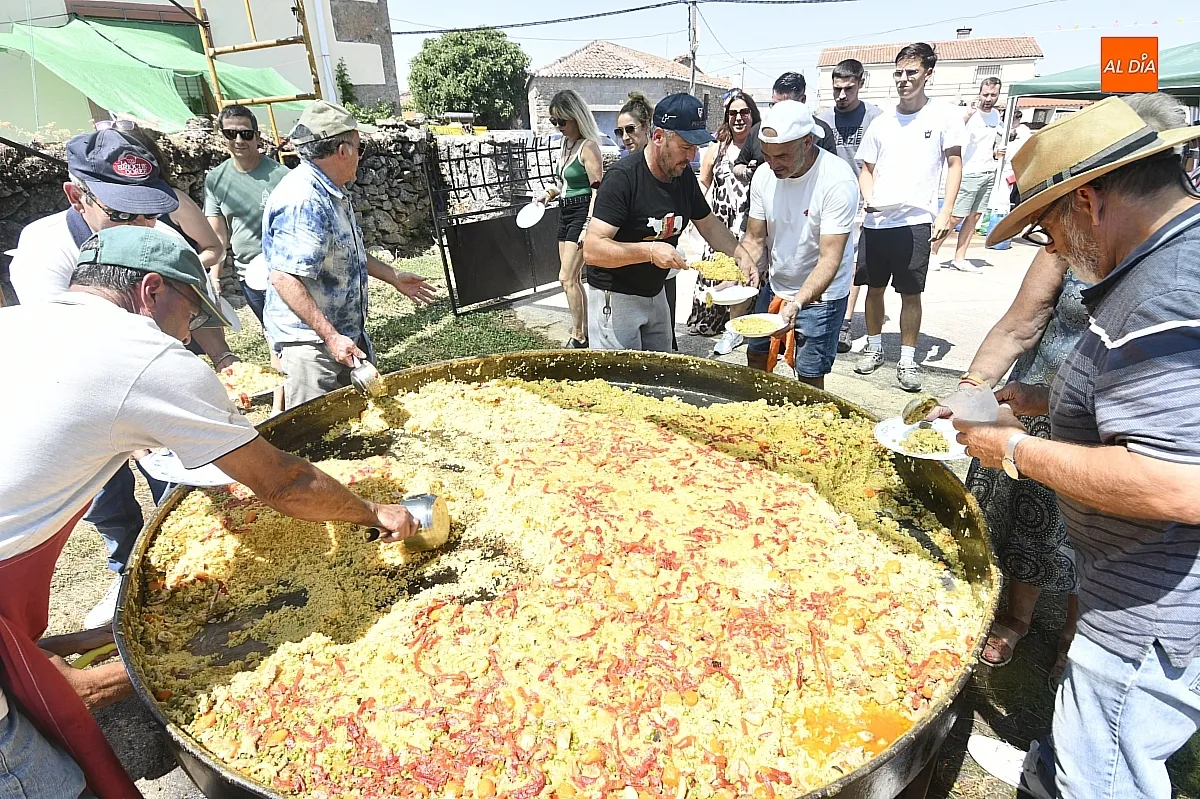 Paella popular para abrir fiestas en Casillas de Flores / Fotos: Adrián M.Pastor
