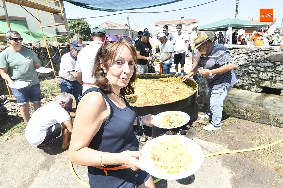 Paella popular para abrir fiestas en Casillas de Flores / Fotos: Adrián M.Pastor