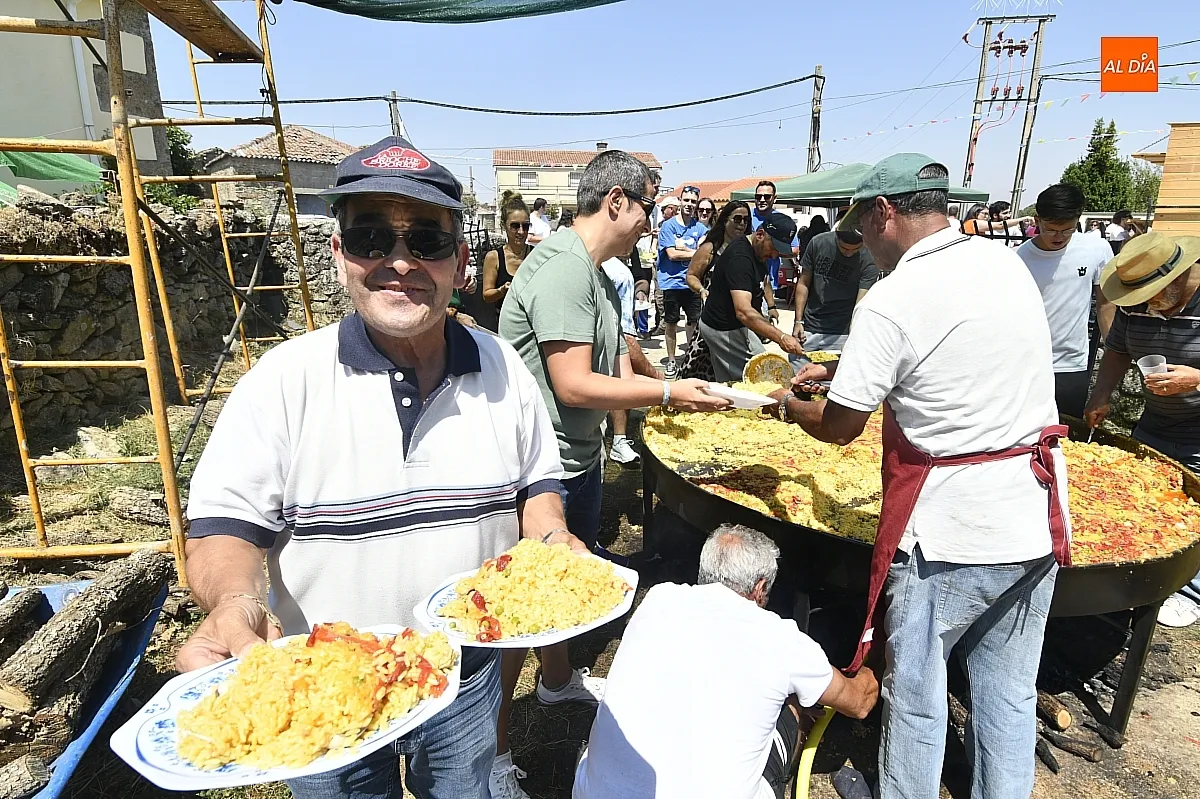 Paella popular para abrir fiestas en Casillas de Flores / Fotos: Adrián M.Pastor
