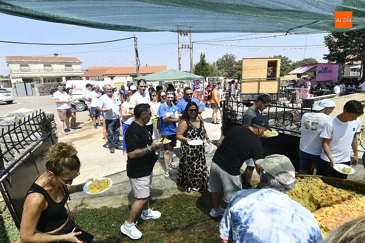 Paella popular para abrir fiestas en Casillas de Flores / Fotos: Adrián M.Pastor