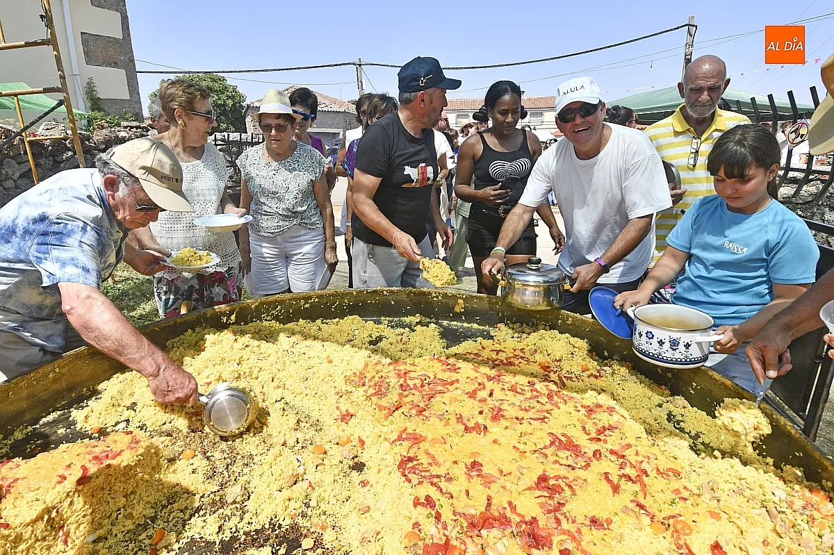 Paella popular para abrir fiestas en Casillas de Flores / Fotos: Adrián M.Pastor