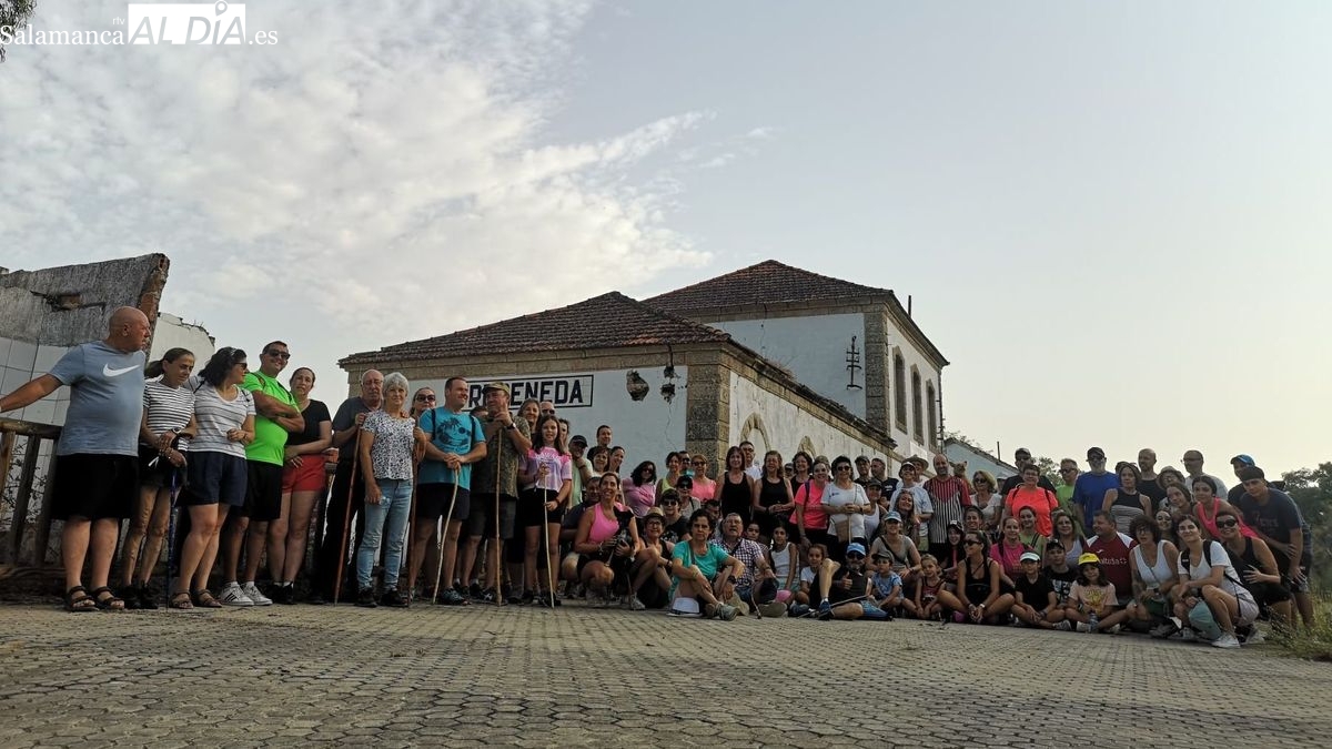 Cerca de un centenar de personas participa en la caminata a la estación de Valdenoguera en La Fregeneda