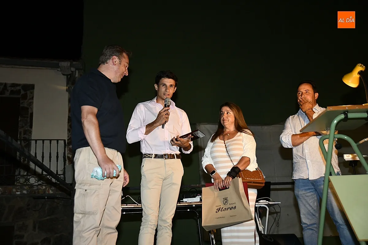 Pregón y disfraces para abrir las fiestas de SAn Bartolomé en Morasverdes/ Fotos: Adrián M.Pastor