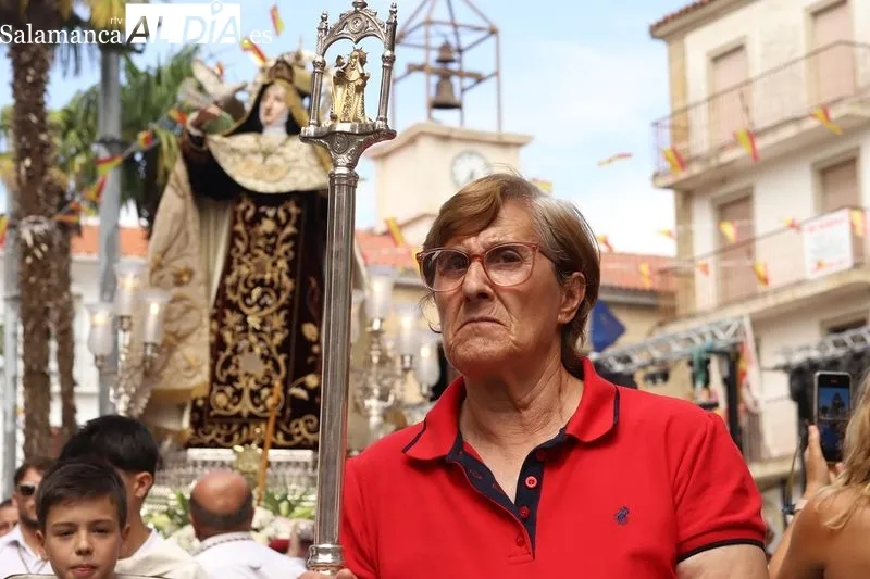 Foto 8 - Alba de Tormes se rinde a Santa Teresa en la emotiva procesi&oacute;n que abre la Transverberaci&oacute;n