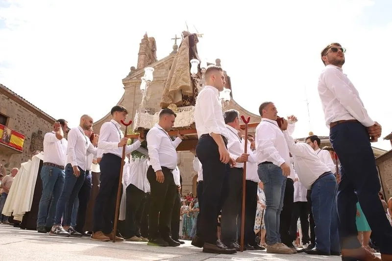 Foto 6 - Alba de Tormes se rinde a Santa Teresa en la emotiva procesi&oacute;n que abre la Transverberaci&oacute;n