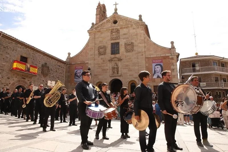 Foto 5 - Alba de Tormes se rinde a Santa Teresa en la emotiva procesi&oacute;n que abre la Transverberaci&oacute;n
