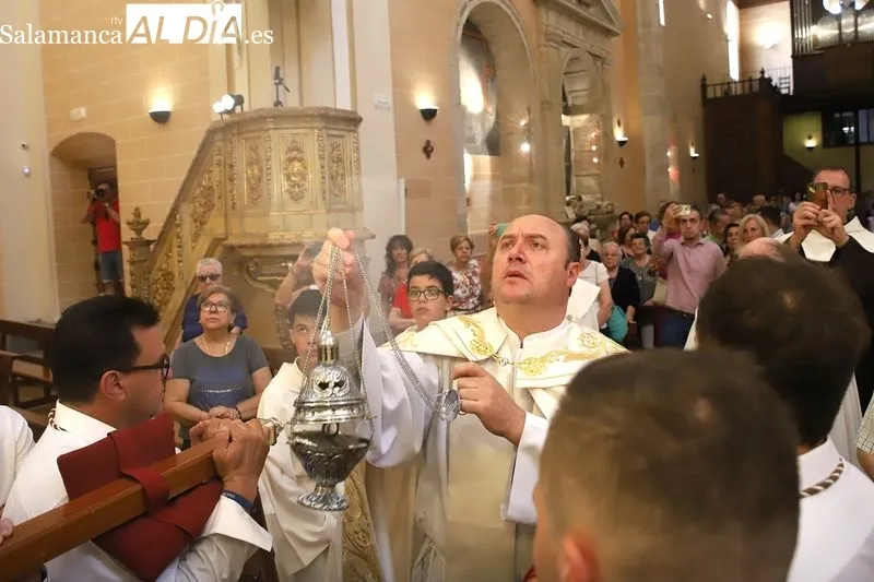 Foto 4 - Alba de Tormes se rinde a Santa Teresa en la emotiva procesi&oacute;n que abre la Transverberaci&oacute;n