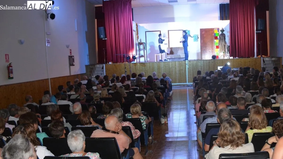El público ha llenado el centro cultural para aplaudir al grupo de teatro local Fuentelera