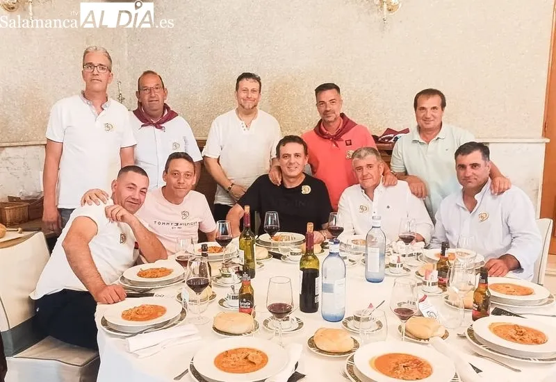 Foto 6 - La generaci&oacute;n del 75 se abraza en Alba de Tormes "con los recuerdos de la infancia y la experiencia de los a&ntilde;os"