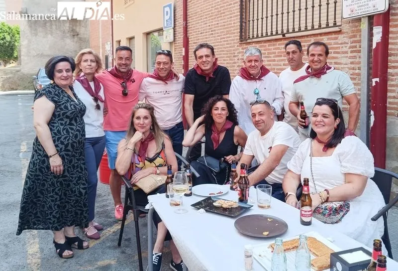 Foto 5 - La generaci&oacute;n del 75 se abraza en Alba de Tormes "con los recuerdos de la infancia y la experiencia de los a&ntilde;os"