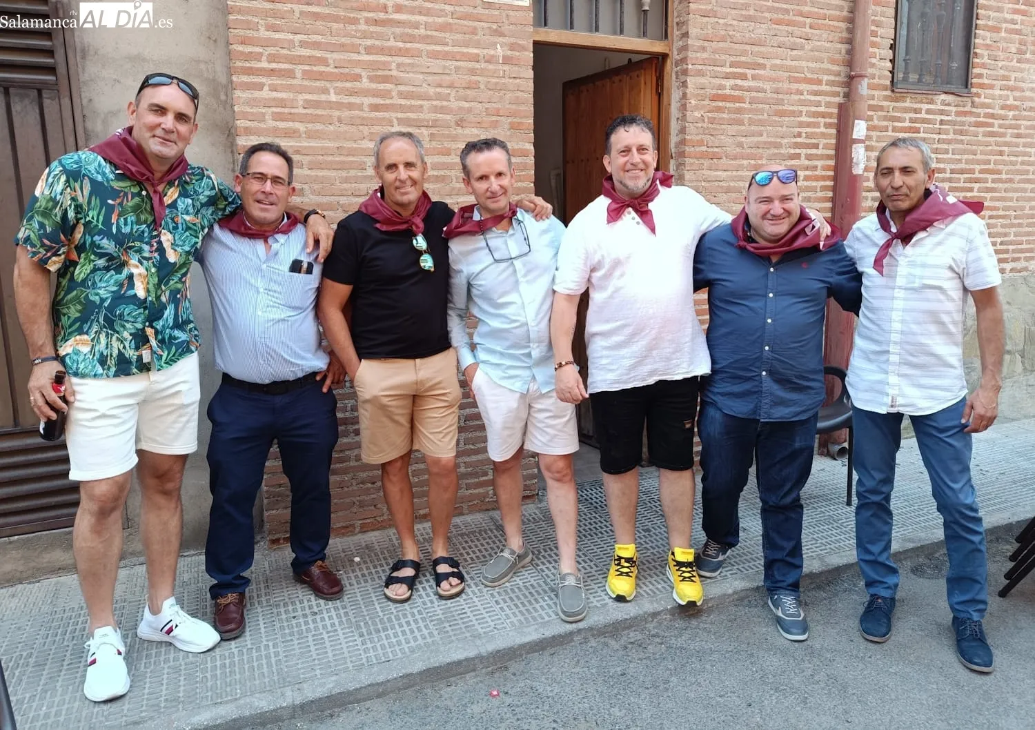 Foto 3 - La generaci&oacute;n del 75 se abraza en Alba de Tormes "con los recuerdos de la infancia y la experiencia de los a&ntilde;os"