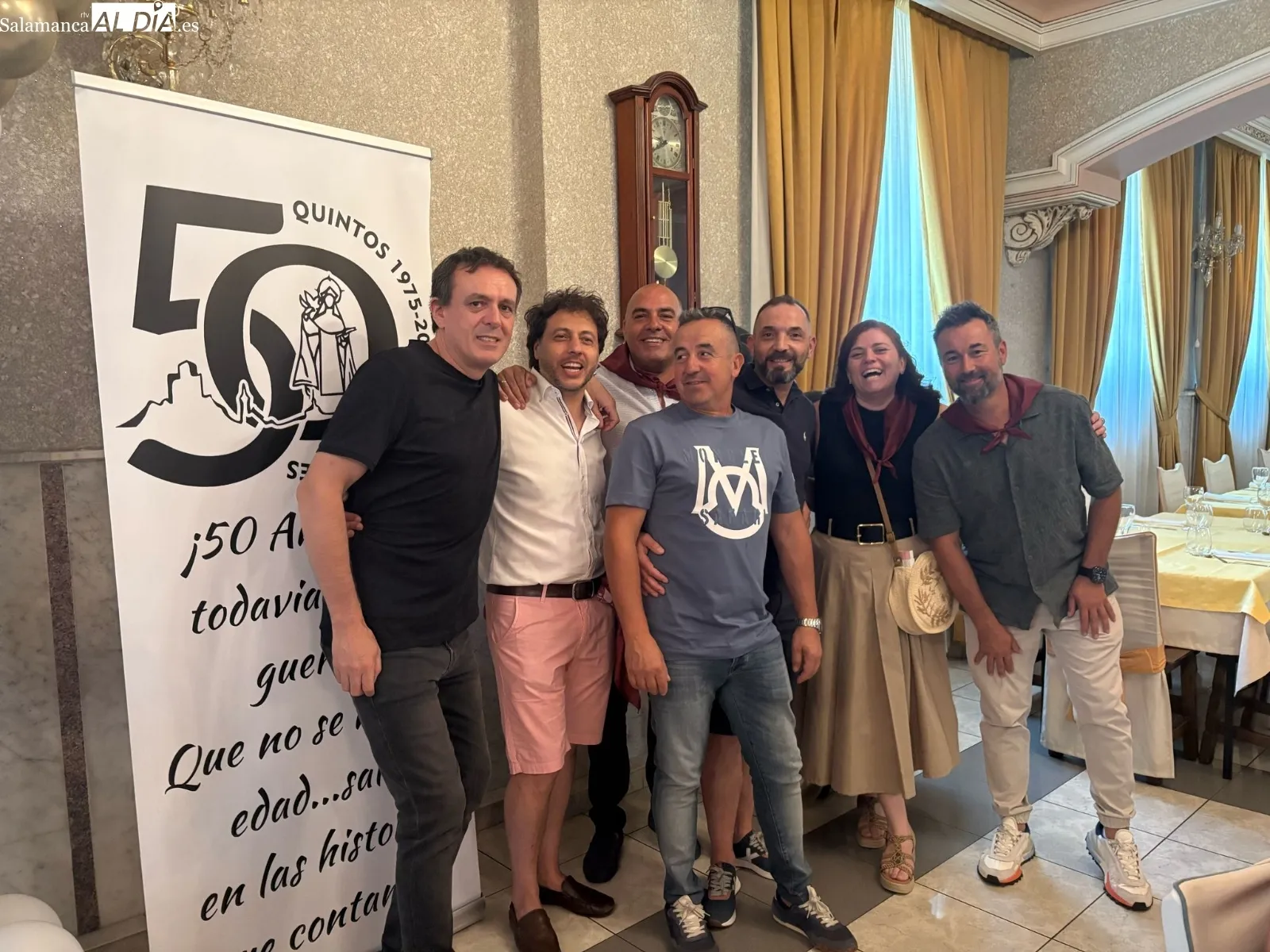 Foto 2 - La generaci&oacute;n del 75 se abraza en Alba de Tormes "con los recuerdos de la infancia y la experiencia de los a&ntilde;os"