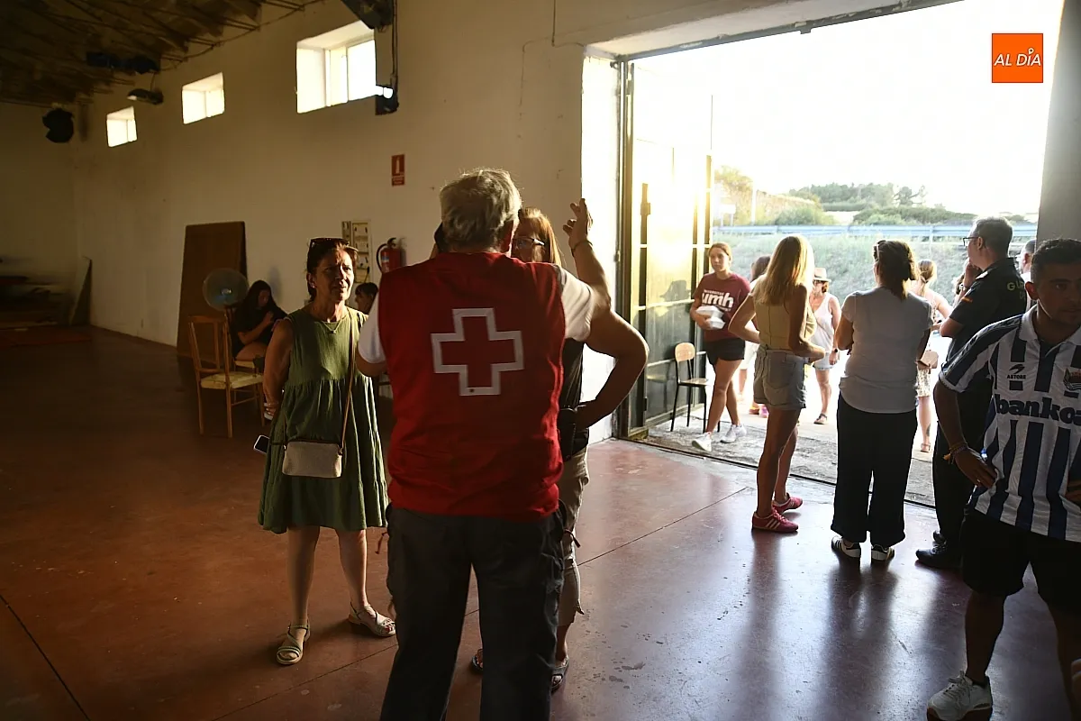 Foto 7 - Robleda y Fuenteguinaldo se vuelcan para atender a cerca de 300 vecinos desalojados de El Payo