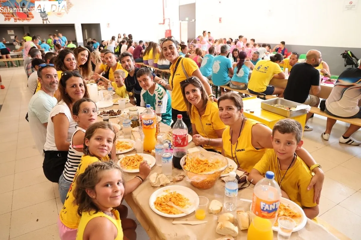 Doñinos disfruta de una paella para celebrar sus fiestas patronales | FOTOS: David Sañudo